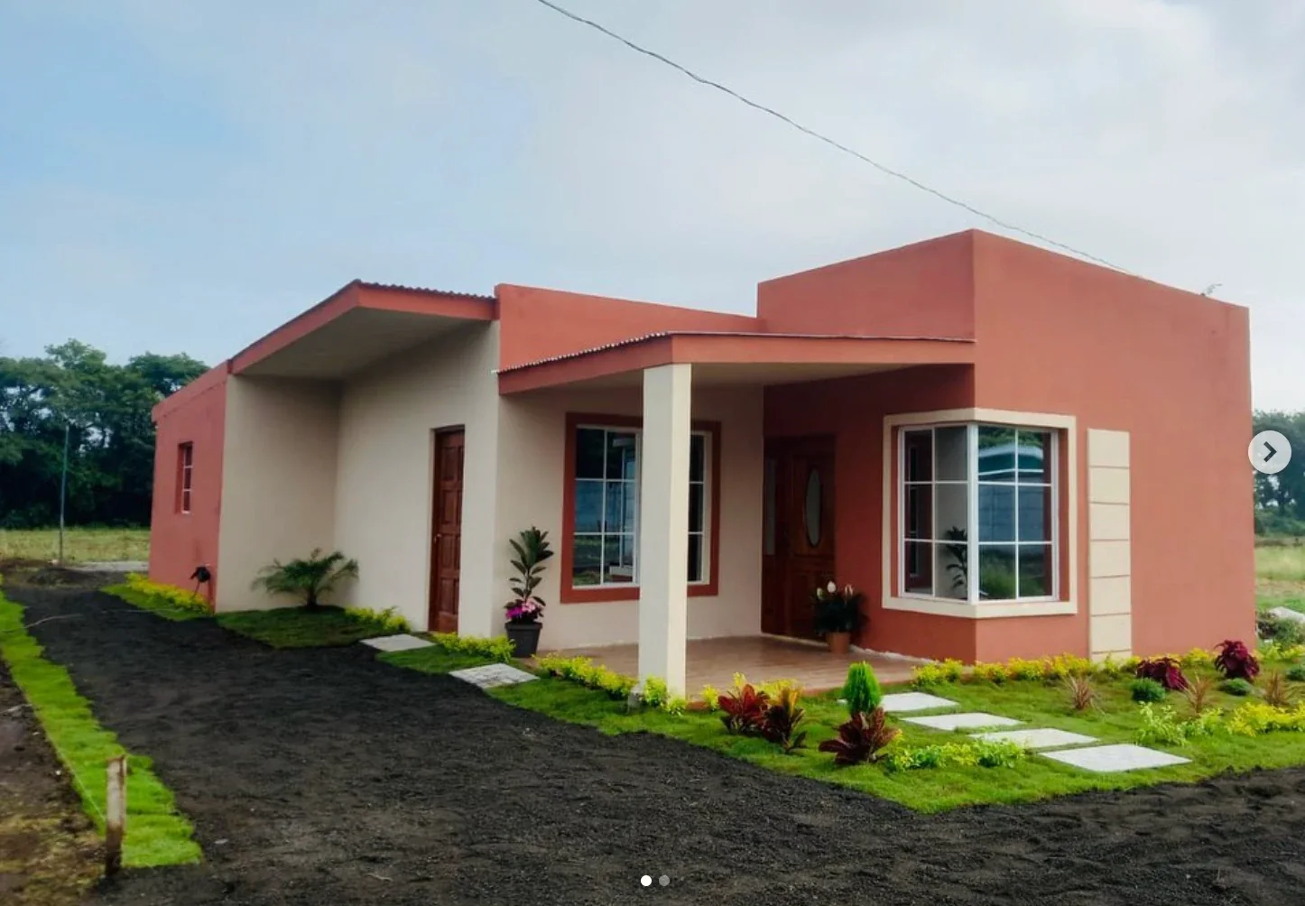 Casa terracota con ventana de esquina y porche con columna